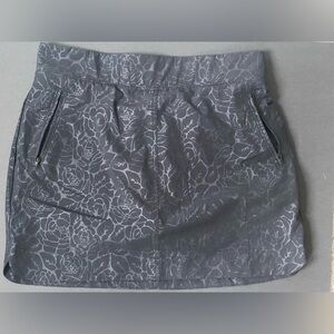 Orvis Embossed Pull-On Travel Skort with a black rose print medium zip pockets